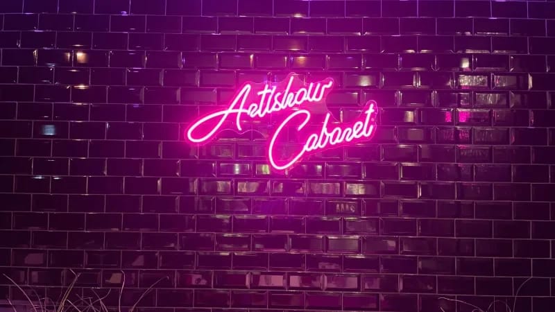 Comment S'habiller pour Aller au Cabaret l'Artishow ? Le Guide Tenue