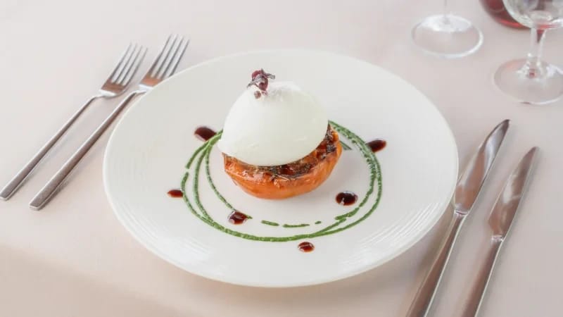 Cuisines embarquées des Bateaux Mouches : les coulisses gourmandes révélées