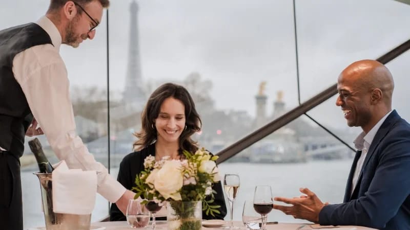 Dress code Bateaux Mouches : la tenue parfaite pour briller sur la Seine