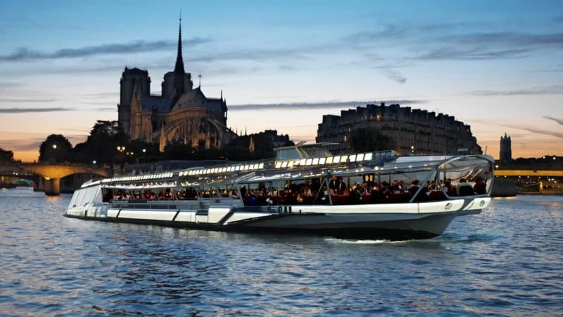 Anniversaire sur les Bateaux Mouches : organisez une fête inoubliable sur la Seine