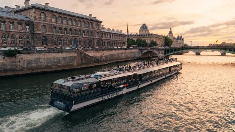 Dîner croisière Prestige ou Excellence : quelle formule choisir sur les Bateaux Mouches ?