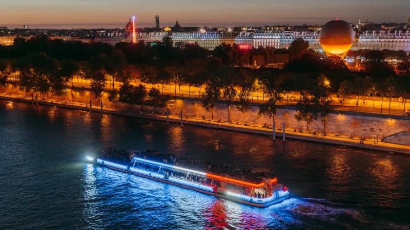 Réveillon du Nouvel An sur la Seine : la magie d'un dîner croisière Bateaux Mouches