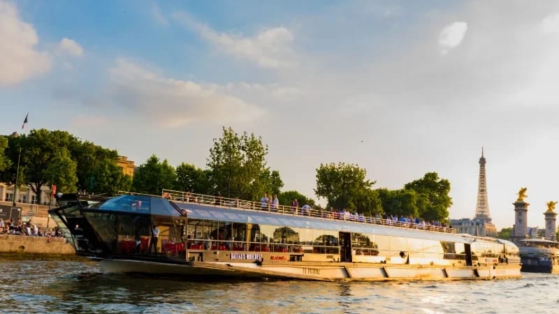 Déjeuner de Noël sur la Seine : le repas de fête en famille aux Bateaux Mouches