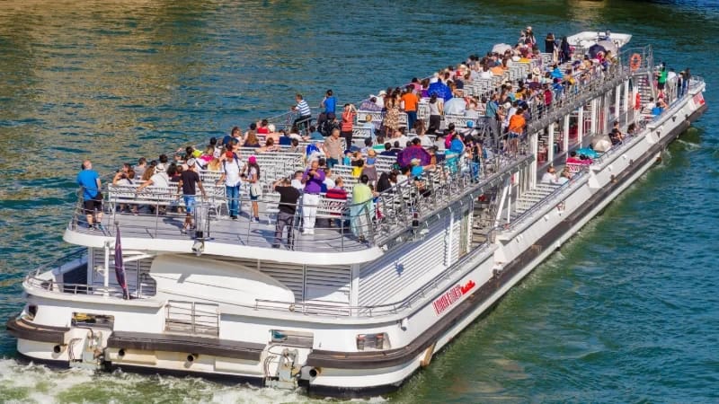 Offrir une croisière Bateaux Mouches : l'idée cadeau originale qui fait toujours plaisir