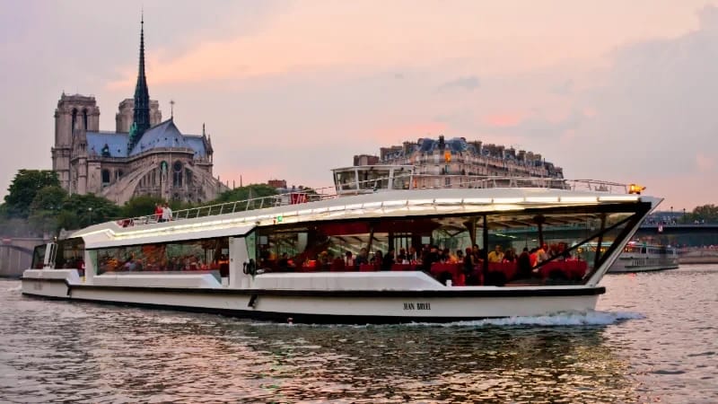 Déjeuner dominical sur la Seine : le charme rétro du Déjeuner Croisière Douce France
