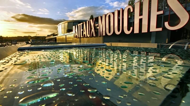 Visiter Paris sous la pluie : pourquoi les Bateaux Mouches sauvent votre journée