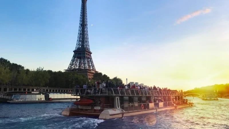L'Histoire des Bateaux Parisiens : De 1956 à Aujourd'hui, la Référence sur la Seine