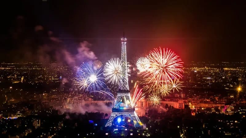 Oud en Nieuw op de Seine: Het Dinercruise Bateaux Parisiens op 31 december