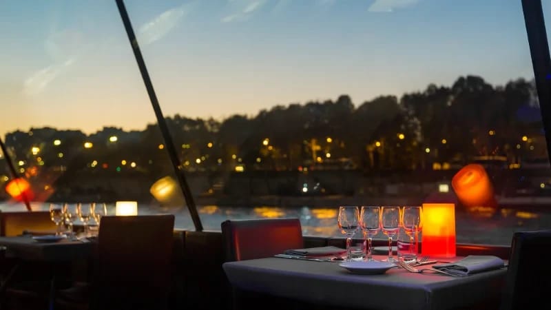 Kerstavond 24 december: Het Kerstdiner Cruise van Bateaux Parisiens