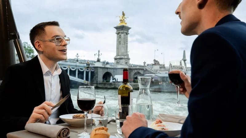 Een Zakendiner Organiseren met de Bateaux Parisiens: Imponeer moeiteloos