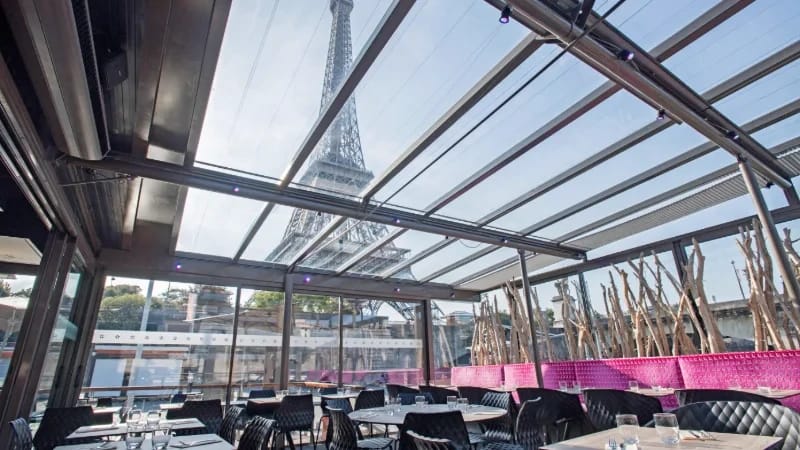 De Panoramische Glazen Overkapping van Bistro Parisien: Dineren Onder de Hemel van Parijs
