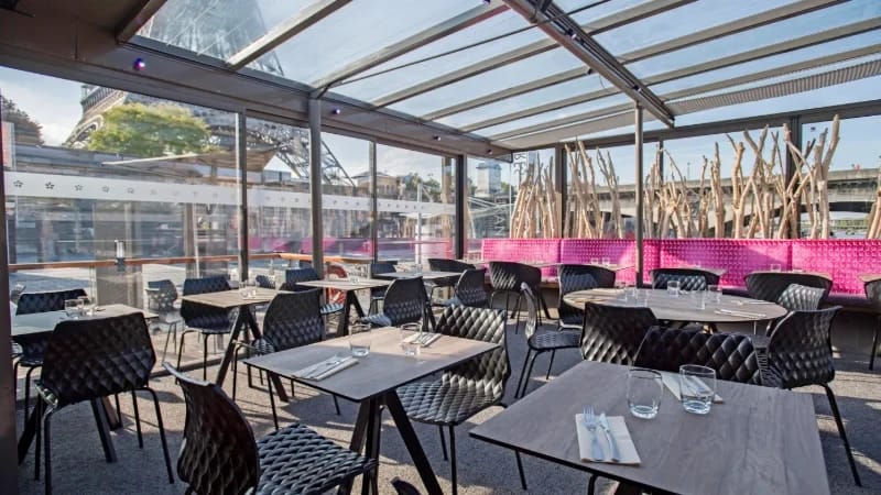 De Drukte bij de Eiffeltoren Vermijden: De Beste Tijden voor het Bistro Parisien