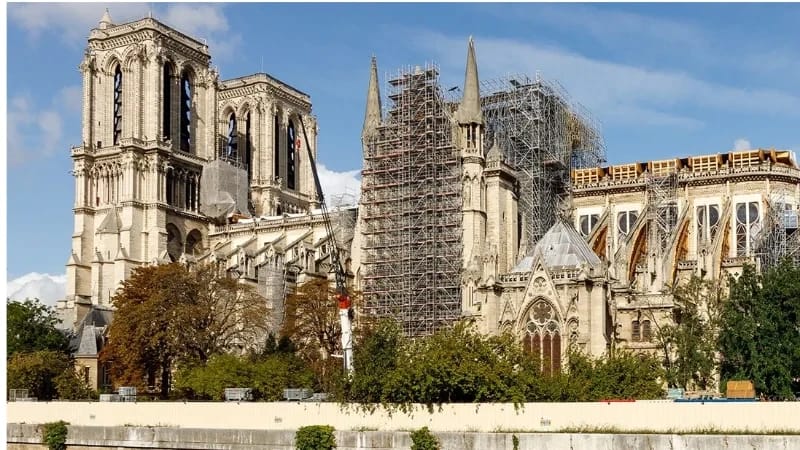 Les sarcophages secrets de Notre‑Dame : les incroyables découvertes archéologiques sous le parvis