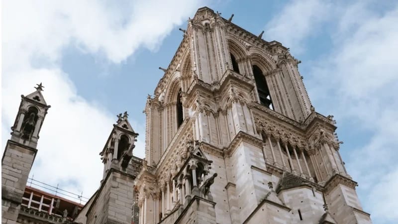 Visiter Notre‑Dame en famille : le guide des secrets de la reconstruction pour enfants et parents