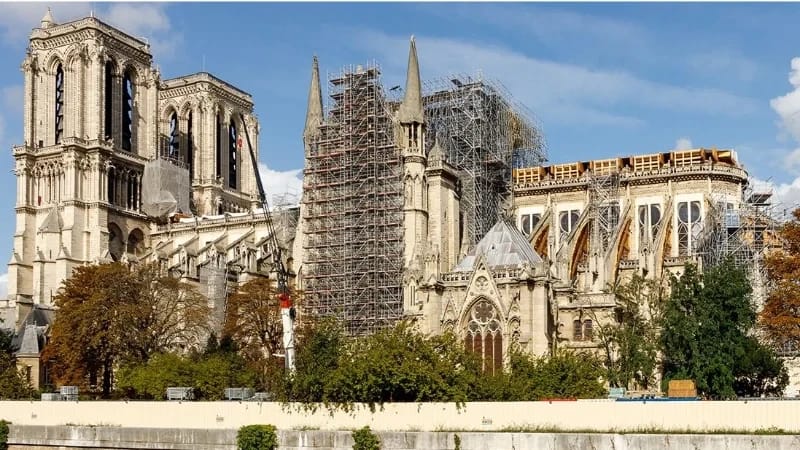 La renaissance de la flèche de Viollet‑le‑Duc : histoire, effondrement et reconstruction à l'identique