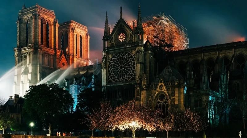 Les secrets de la reconstruction de Notre‑Dame pour les visiteurs anglophones et francophones