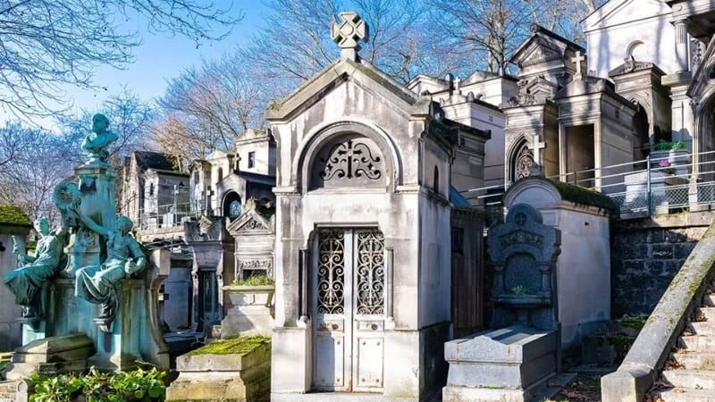 Les Tombes les Plus Insolites du Père Lachaise : Guide des Mystères Cachés