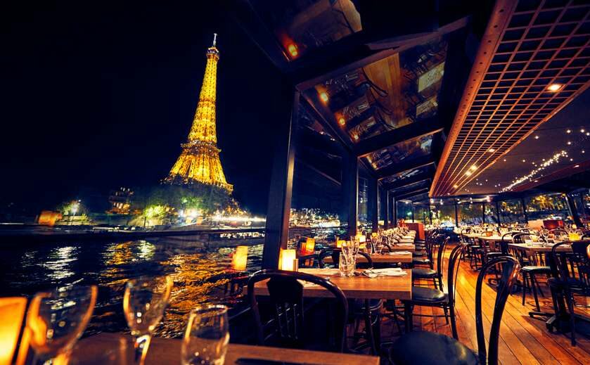 Paris Seine – Cena romántica en crucero, mesa junto a la ventana