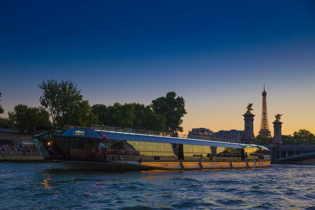 bateaux parisiens vs bateaux mouches dinner cruise