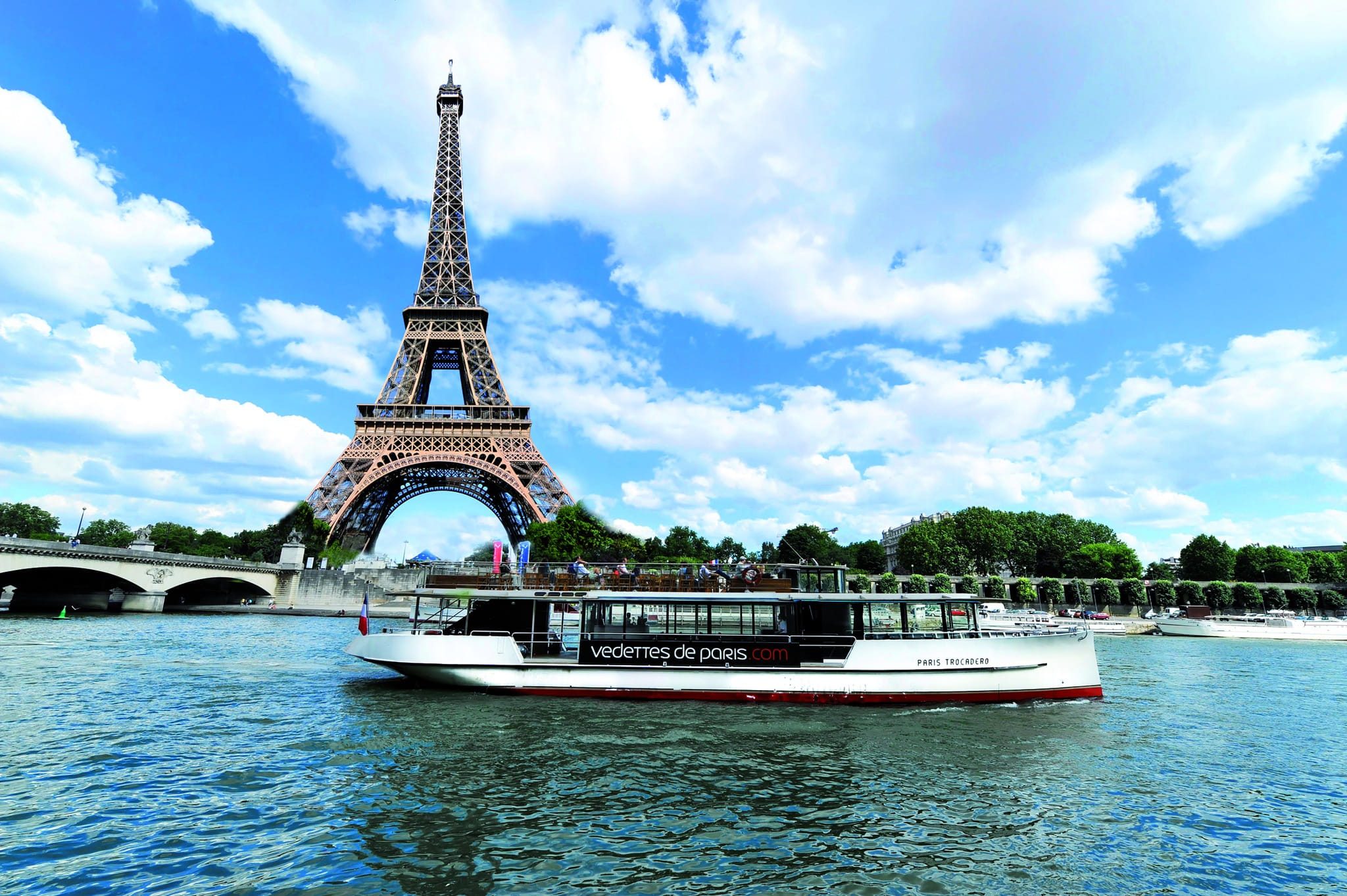 Vedettes de Paris – Embarque en Port de Suffren junto a la Torre Eiffel