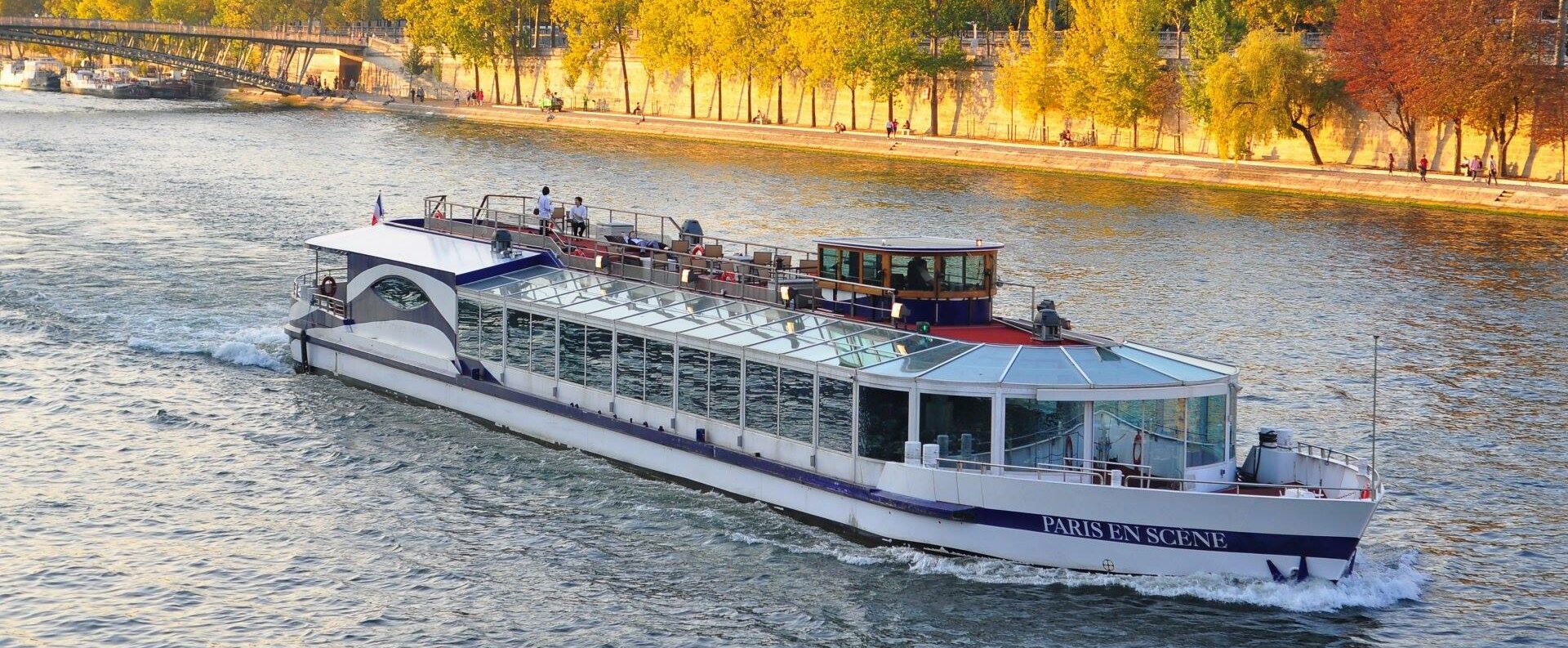 Pareja cena crucero París