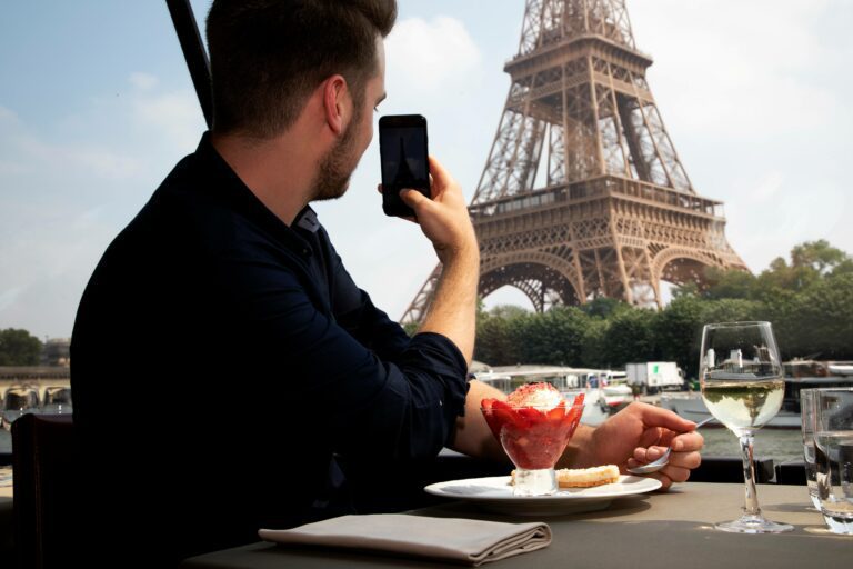 Bateaux Parisiens : Horaires & Départs 2026 (Promenade et Repas)