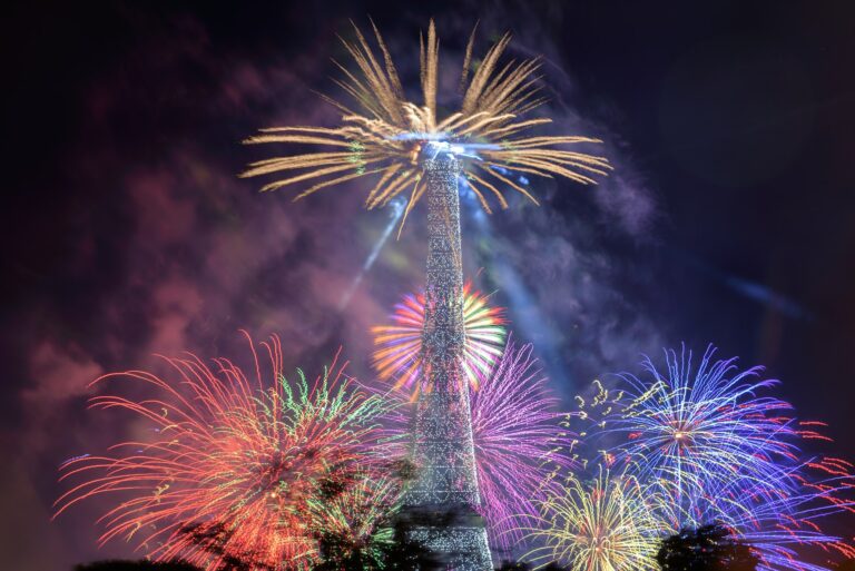 Dîner-Croisière Réveillon du Nouvel An Bateaux-Mouches : menu, horaires & prix 2025