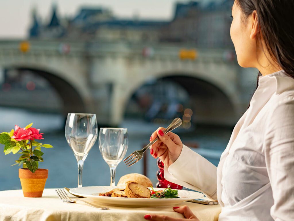 private dinner cruise in paris