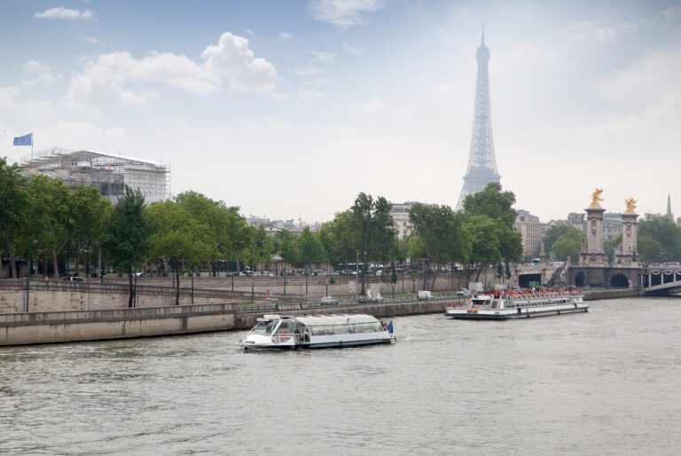 Origine Bateaux-Mouches : La Vraie Histoire & Nos Croisières 2026