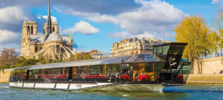 Déjeuner Croisière Bateaux-Mouches 2026 : Menu Douce France & Tarifs