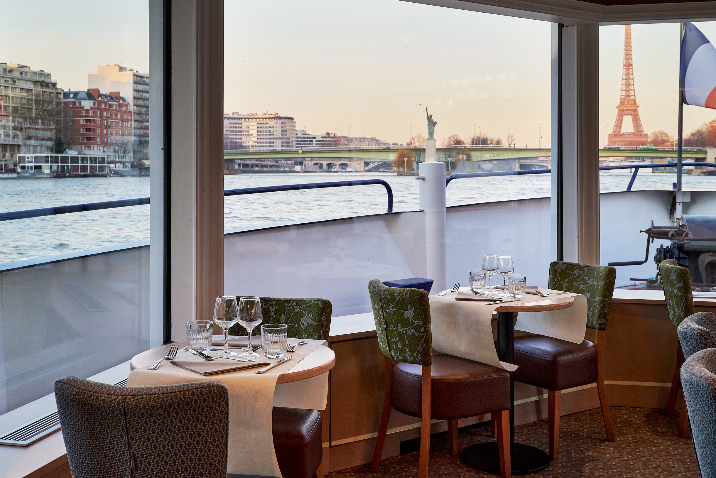 Dîner panoramique à bord du Capitaine Fracasse – Paris by night