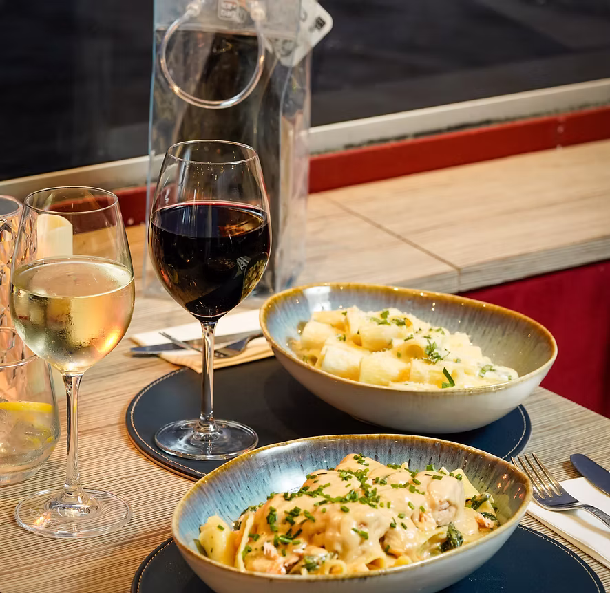 Ambiente a bordo del Théo – crucero de cena segundo turno