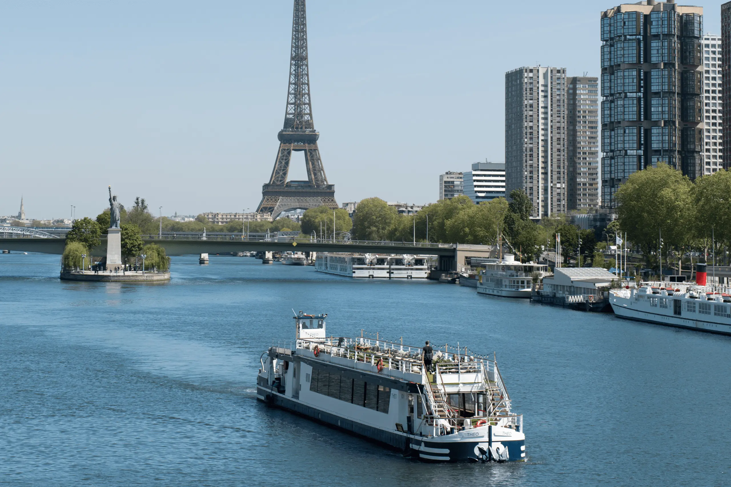 Barco Le Théo amarrado – restaurante italiano en el Sena de París